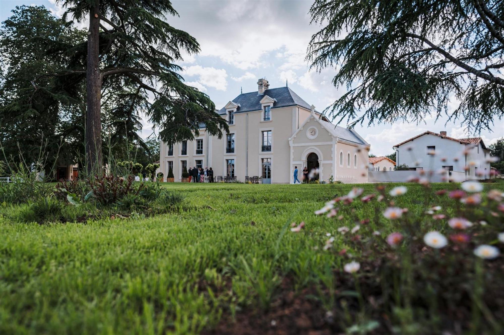ホテル Domaine De L'Ecorcerie Fontaine-le-Comte エクステリア 写真