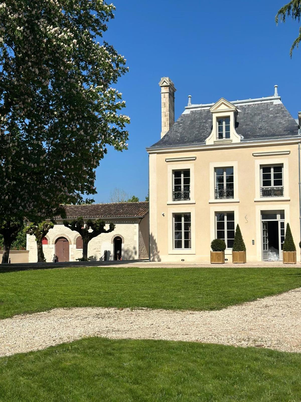 ホテル Domaine De L'Ecorcerie Fontaine-le-Comte エクステリア 写真